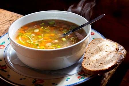 Vydatná polévka O Power Suppentopf je recept vyhlášených kuchařů Obauerových. Jedná se o vývar s masem, zeleninou a luštěninami.