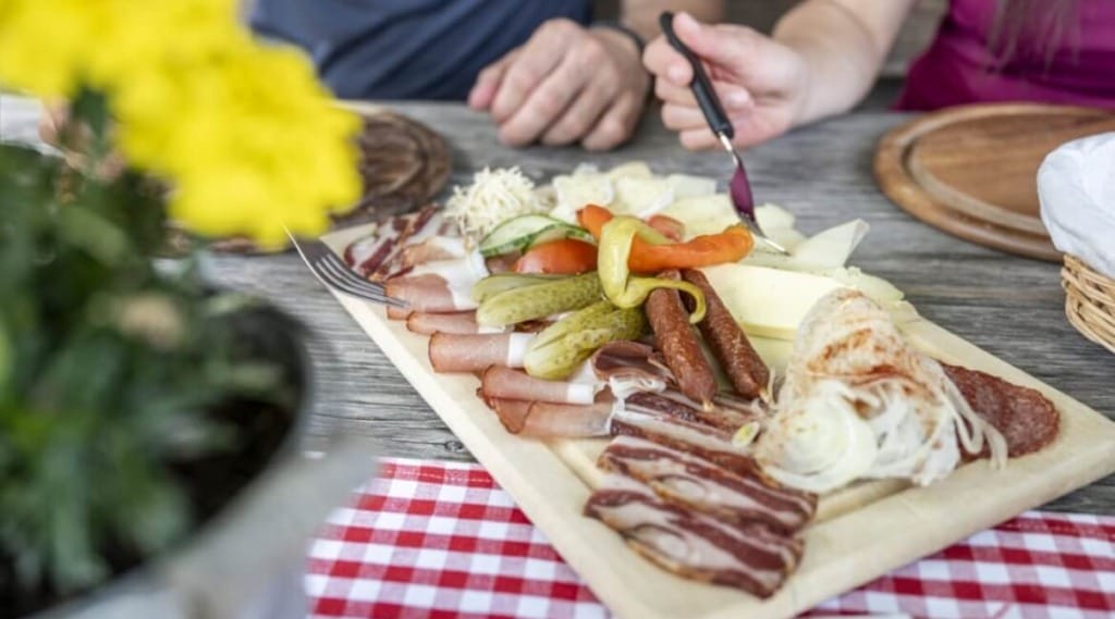 Na Tauernkarleitenalm se podává tradiční občerstvení na prkénku složená z domácích uzenin, sýrů a zeleniny