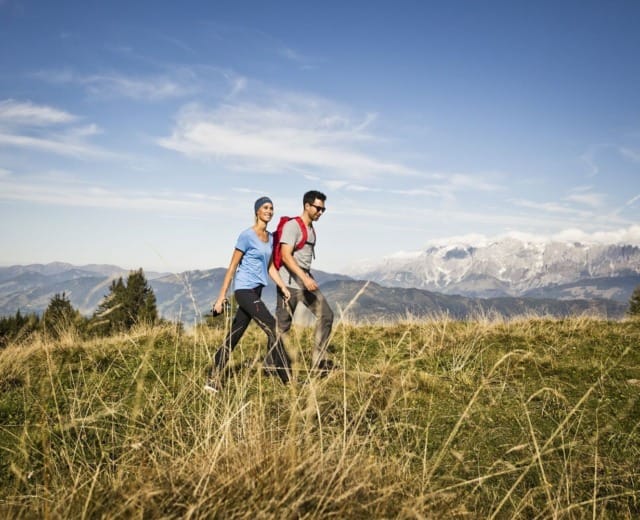 Výlet na horských pastvinách s výhledem na alpské vrcholy v St. Johann v Salcbursku