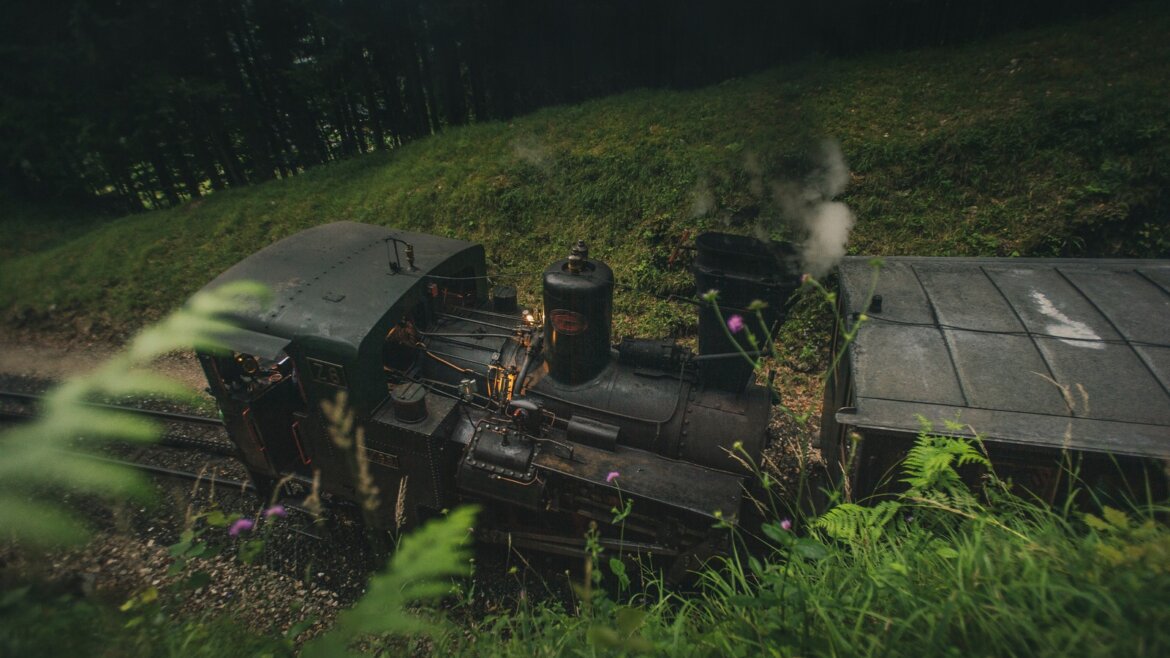 Detail historické lokomotivy SchafbergBahn během výroční jízdy © Salzburg AG Tourismus GmbH Detail historické parní lokomotivy SchafbergBahn při nostalgické jízdě u příležitosti 130letého jubilea (Zvětšený pohled)