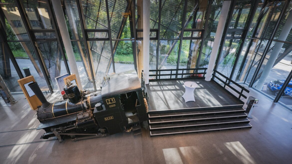 Stará černá lokomotiva v dolní stanici SchafbergBahn (Zvětšený pohled)