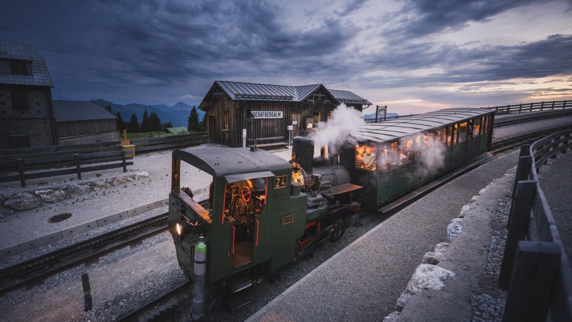 Historická parní zubačka SchafbergBahn ve střední stanici Schafbergalm © Salzburg AG Tourismus GmbH Historická parní zubačka SchafbergBahn ve střední stanici Schafbergalm (Zvětšený pohled)