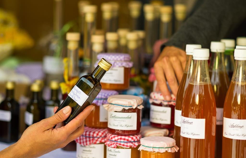 Sortiment obchodu Gasteiner Bauernladen v Bad Hofgasteinu zahrnuje sirupy, zavařeniny, tinktury, bylinky a další regionální výrobky