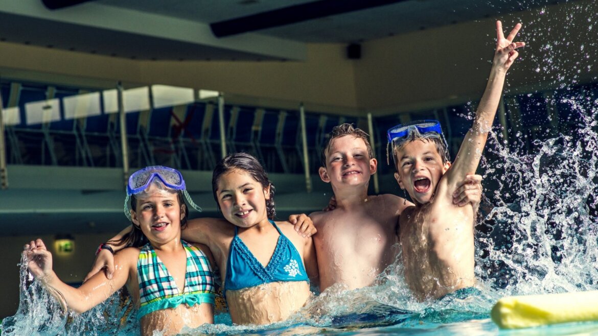 Děti ve vodě v bazénu termálních lázní Felsentherme Bad Gastein