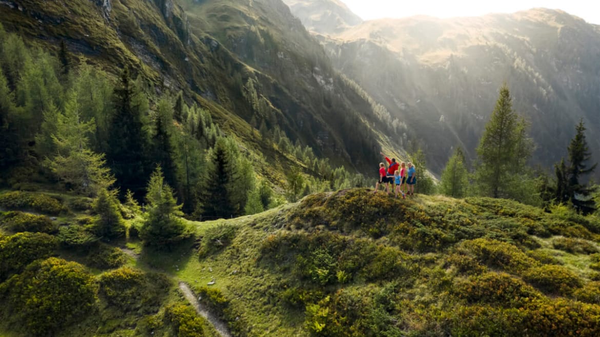Rodina na části okruhu Gastein Trail uprostřed gasteinských hor a zelených kopců