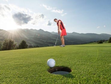 Golfistka v Gasteinu na greenu u jedné z jamek