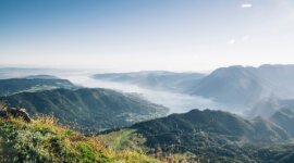 Pohled z travnatého vrcholu Schafbergu