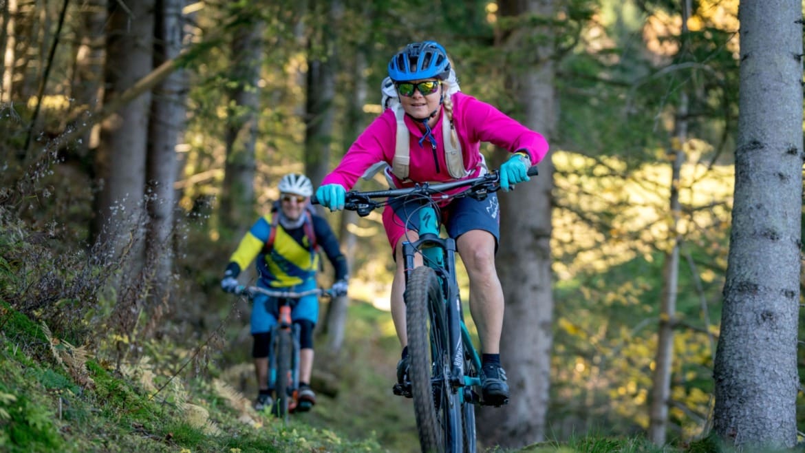 Cyklisté na horských kolech projíždějí lesem