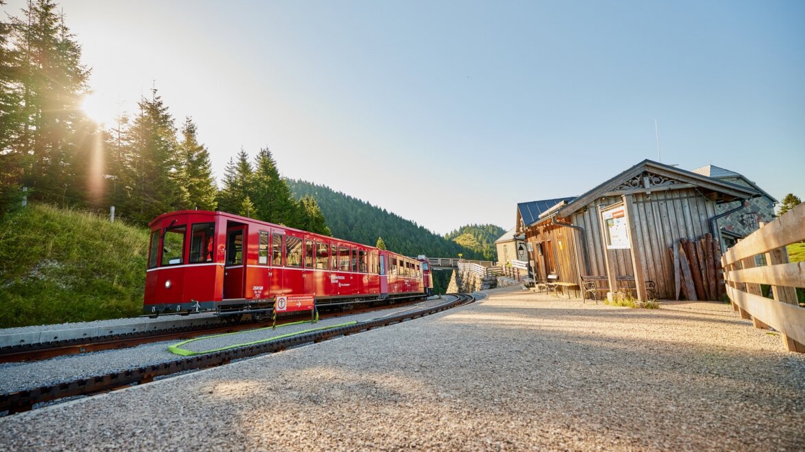 Zubačka ve střední stanici Schafbergalm pod vrcholem Schafbergspitze. (Zvětšený pohled)