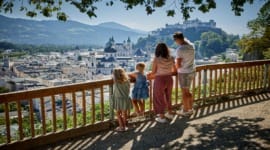 Rodina se kochá pohledem na historické centrum Salcburku z vyhlídky na hoře Mönchsberg