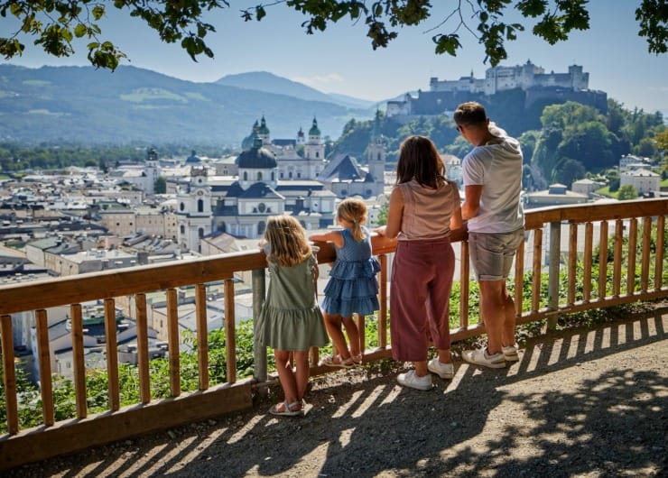 Rodina se kochá pohledem na historické centrum Salcburku z vyhlídky na hoře Mönchsberg