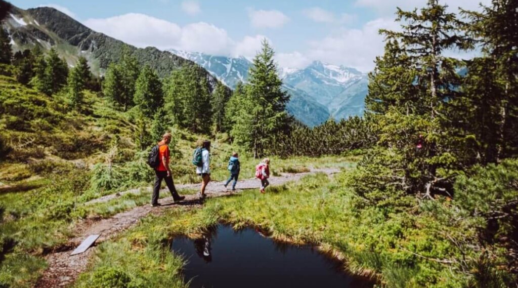 Rodina na procházce po trase borovic, Zirbenweg