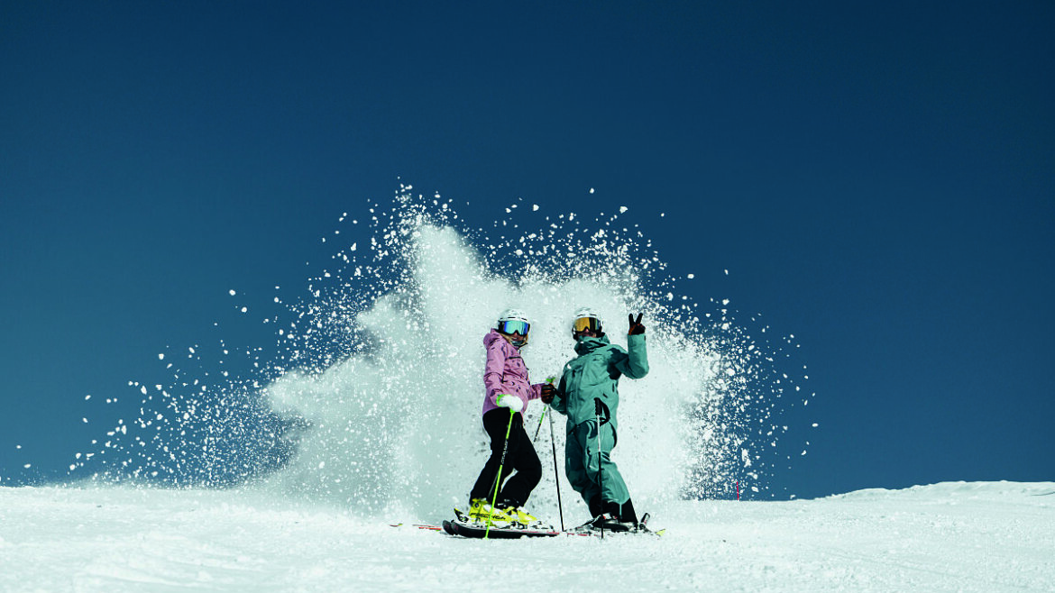 Lyžaři na svahu ve Skicircusu Saalbach Hinterglemm Leogang Fieberbrunn