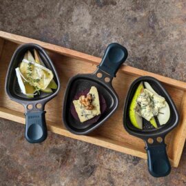 Sýr brie, hrušky a červená řepa na raclette pánvičkách