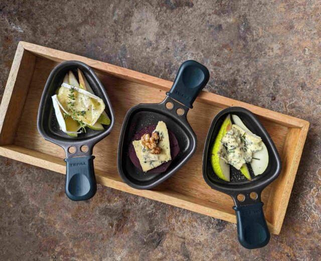 52lux9pw Sýr brie, hrušky a červená řepa na raclette pánvičkách