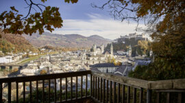 DSC05384 Podzimní poklady: S výhledem na Salcburk a Salzkammergut rámují pevnost a výhledy na hory podzimní stromy.