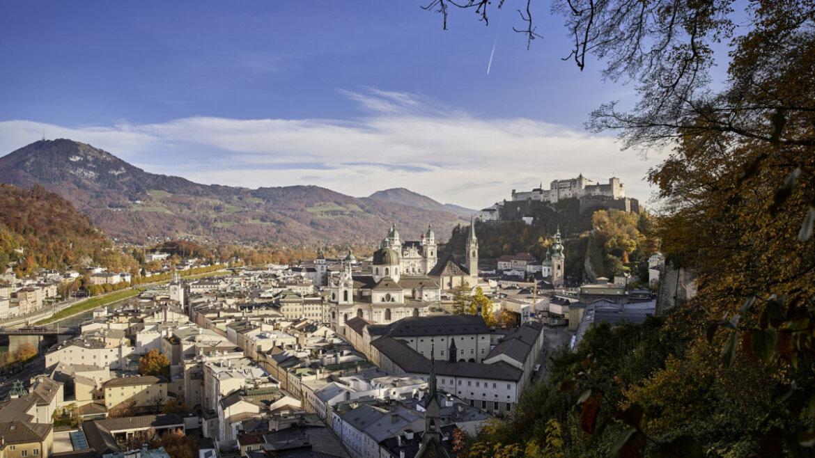 Staré Město salcburské z Mnišské hory v podzimních barvách se svou dominantou, pevností Hohensalzburg