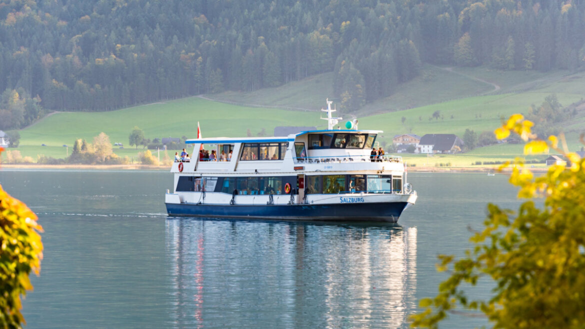 Podzimní vyhlídková plavba po jezeře Wolfgangsee v regionu Salzkammergut.