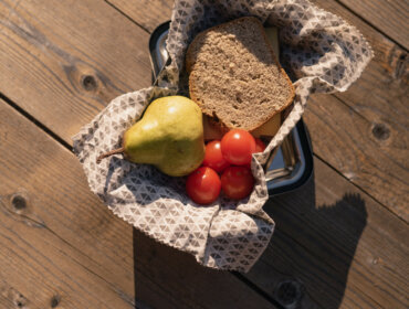 Ošatka s krajícem domácího chleba, rajčátky a zralou šťavnatou hruškou