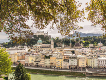 Podzimní panorama Starého Města v Salcburku z Mnišské hory