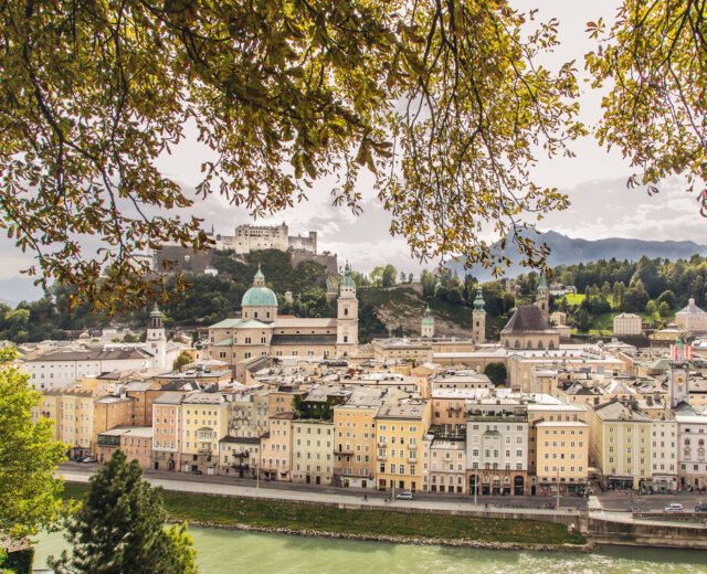 Altstadt Salzburg Podzimní panorama Starého Města v Salcburku z Mnišské hory