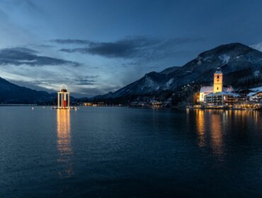 Wolfgangseer Advent Jezero Wolfgangsee s poutním kostelem a plovoucí lucernou míru