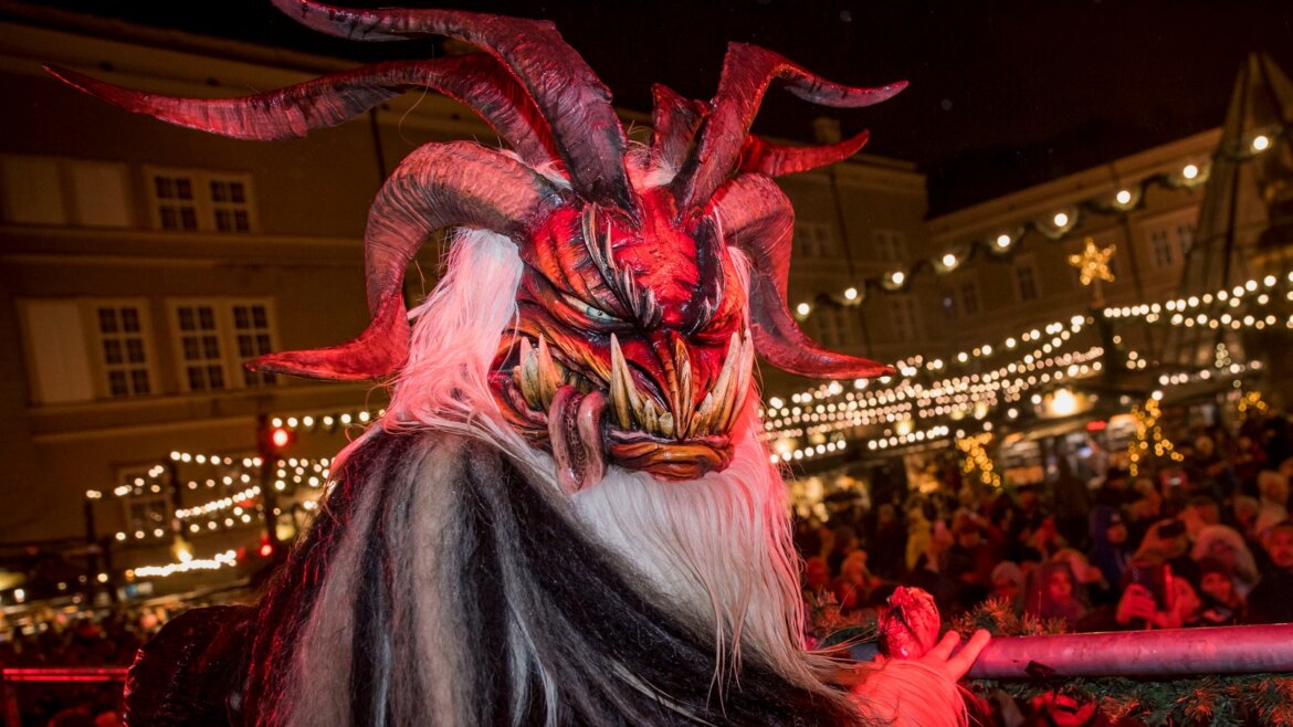 Krampus na večerním adventním programu v Salcburku