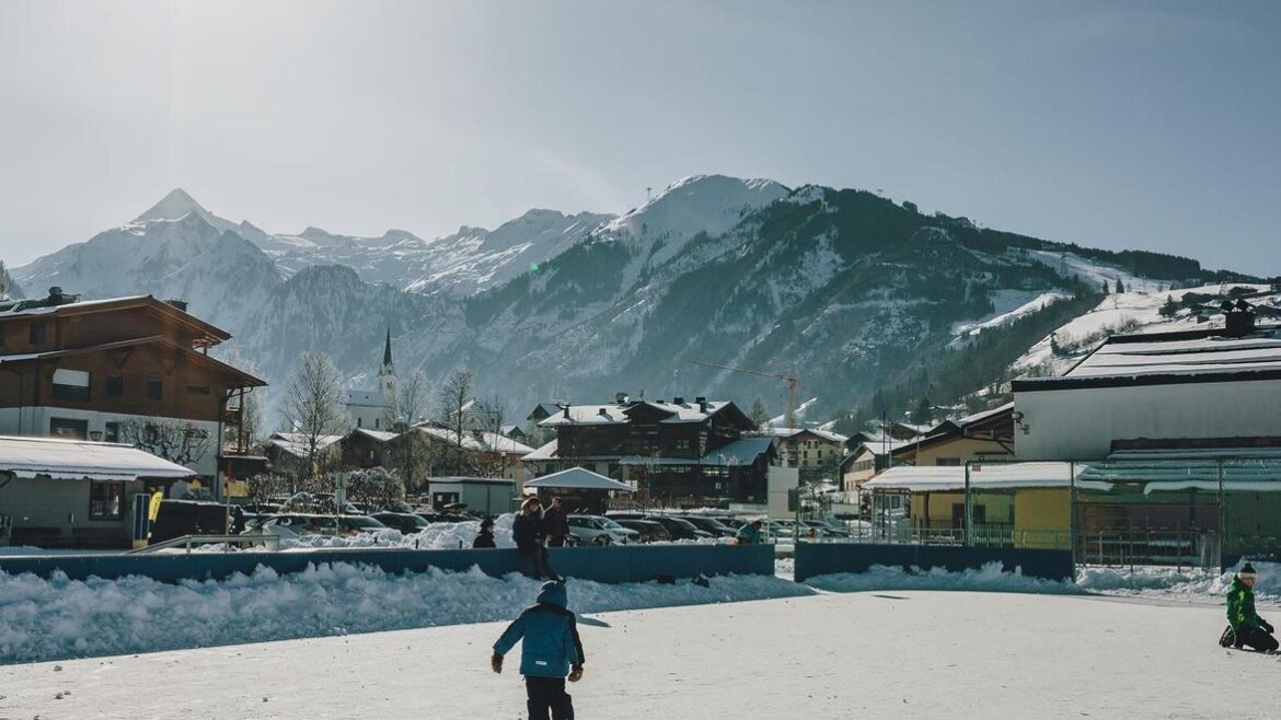 Kluziště v Zell am See-Kaprunu s výhledem na Vysoké Taury