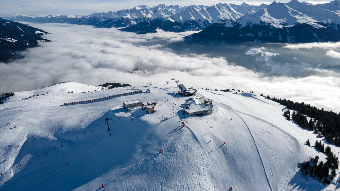 Pohled z výšky na lanovku Panoramabahn Kitzbüheler Alpen 