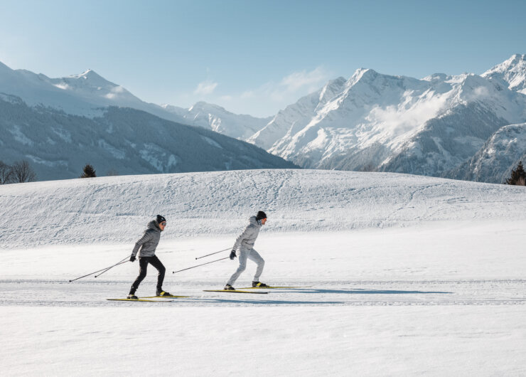 Langlaufen am Wasenmoos oberhalb Mittersill mit Blick auf die Hohen Tauern (c) Ferienregion Nationalpark Hohe Tauern – Mathäus Gartner Na běžkách na Wasenmoosu nad Mittersillem