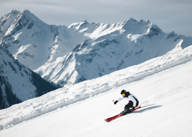 Skifahren mit Hohen Tauern im Hintergrund (c) Ferienregion Nationalpark Hohe Tauern – Mathäus Gartner Lyžování s vrcholy Národního parku Vysoké Taury za zády