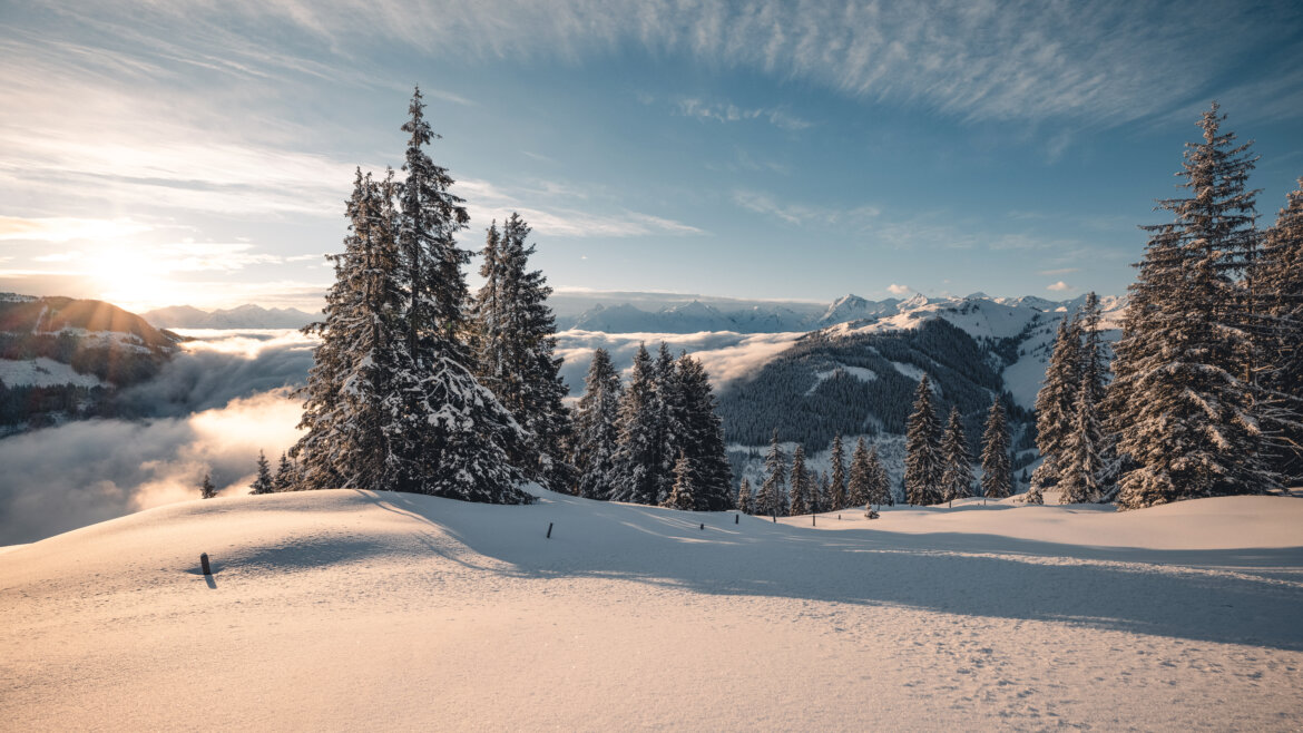 Zimní krajina u Pass Thurnu s výhledem na Resterkogel a hřebeny Vysokých Taur