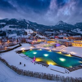 Venkovní pohled z výšky na termální lázně Alpentherme v Bad Hofgasteinu v zimě