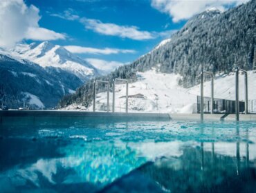 Ve venkovním bazénu lázní Felsentherme Bad Gastein je i v zimě příjemně teplá termální voda
