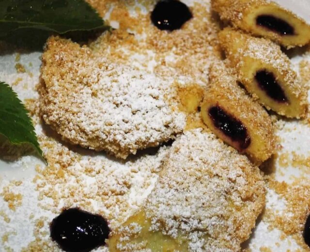 Hollertascherl aus Erdäpfelteig_©Lungauer Kochwerk Taštičky z bramborového těsta s bezinkovým džemem