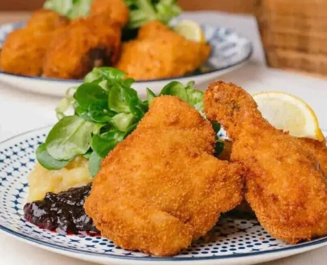 Backhendl Smažené kuře s lehkým bramborovým salátem s polníčkem je ideální pokrm pro jarní oběd nebo večeři.