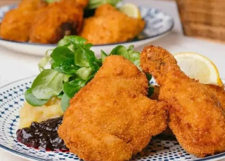 Backhendl Smažené kuře s lehkým bramborovým salátem s polníčkem je ideální pokrm pro jarní oběd nebo večeři.