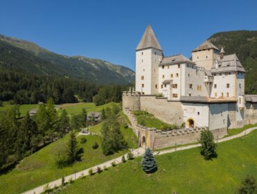 BurgMauterndorf_Aussen_127 Hrad Mauterndorf zasazený do horské scenérie Salcburského Lungau
