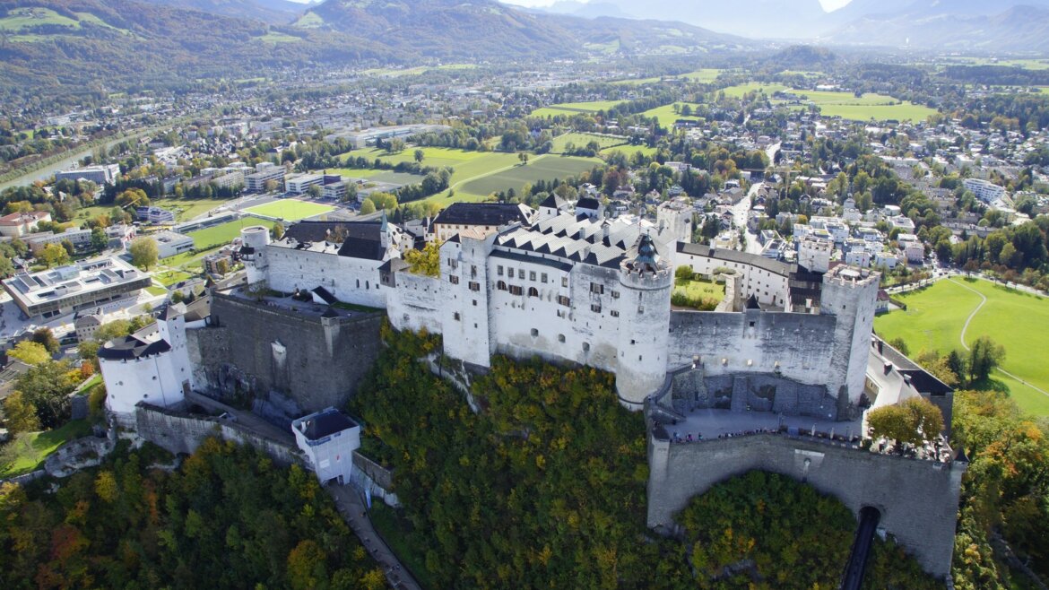 Ikonická pevnost tyčící se nad městem Salcburk (Zvětšený pohled)