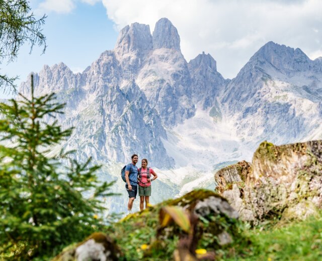 Filzmoos_Magie des Gehens_Wanderdorf Österreich©GoProductions_GeraldOberreiter_filzmoos.at Turistika ve Filzmoosu pod štítem Bischofsmütze