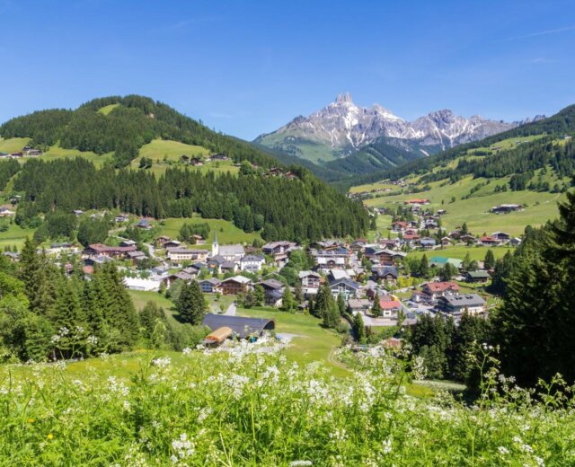 filzmoos_panorama_neu Bischofsmütze i Dachstein s Rötelsteinem jsou pro FIlzmoos tak typické