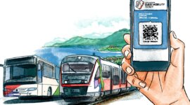 Ruka držící telefon s jízdenkou pro hosty, v blízkosti autobusu a vlaku u malebného jezera a hor.