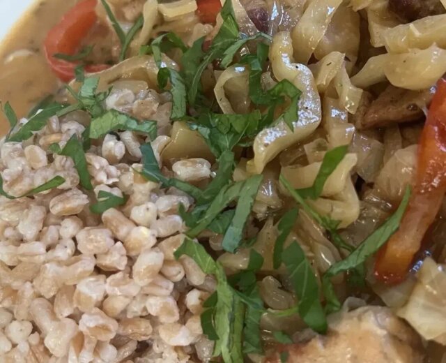 Krautfleisch Sytý pokrm ze salcburské kuchyně, který spojuje jemně kořeněné vepřové maso, dušené zelí a smetanovou omáčku