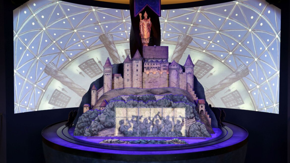 Magické divadlo © Salzburger Burgen & Schlösser Magické divadlo s modelem pevnosti Hohensalzburg s postavou v rouchu, loutkami a světly. (Zvětšený pohled)