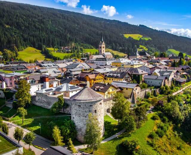 Ortsansicht-Sommer-Tourismusverband-Radstadt-Air-Media-Karl-Strauch-1 Letní pohled na město Radstadt s hradbami