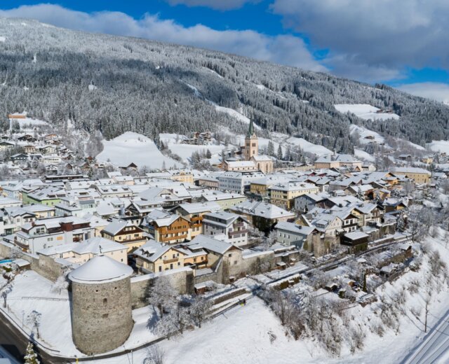 Stadtansicht-Winter-Tourismusverband-Radstadt-Air-Media-Karl-Strauch-9 Zimní pohled na město Radstadt s hradbami