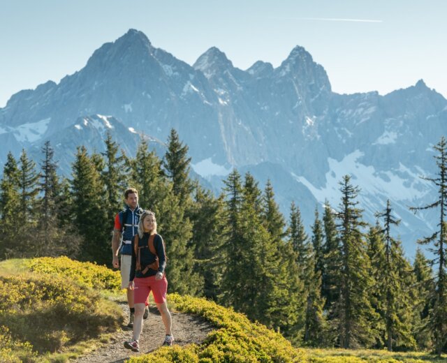 Wandern @ Lorenz Masser (3) Pár na pěší túře v horách s výhledem na impozantní vrcholy hor