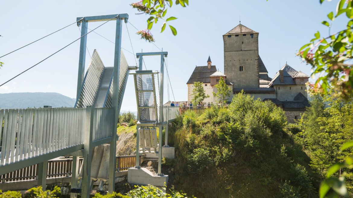 Moderní most pro pěší vedoucí na Hrad Mauterndorf (Zvětšený pohled)