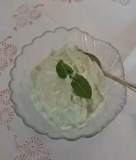 Flaumige-Sauerampfercreme_Lungauer-Kochwerk Osvěžující dezert, štovíkový krém