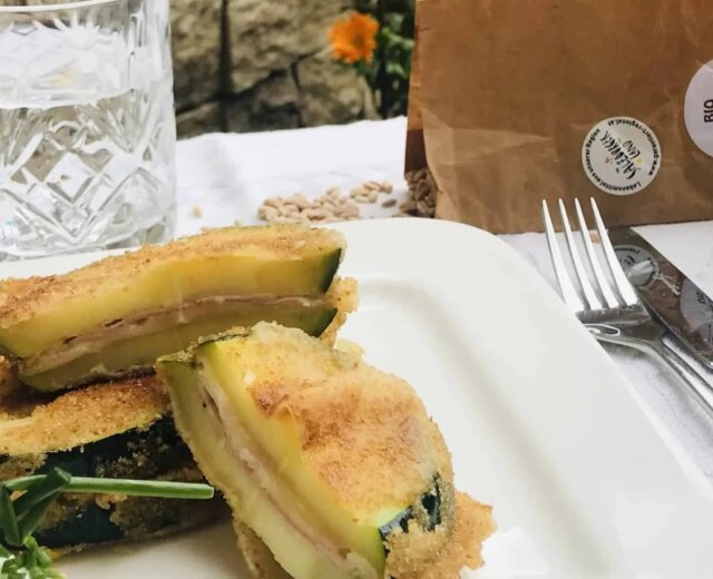 Zucchinischnitzel-herzhaft-gefüllt-mit-Leoganger-Dinkelreis_Anna-Wieser Cuketové řízky se šunkou a sýrem